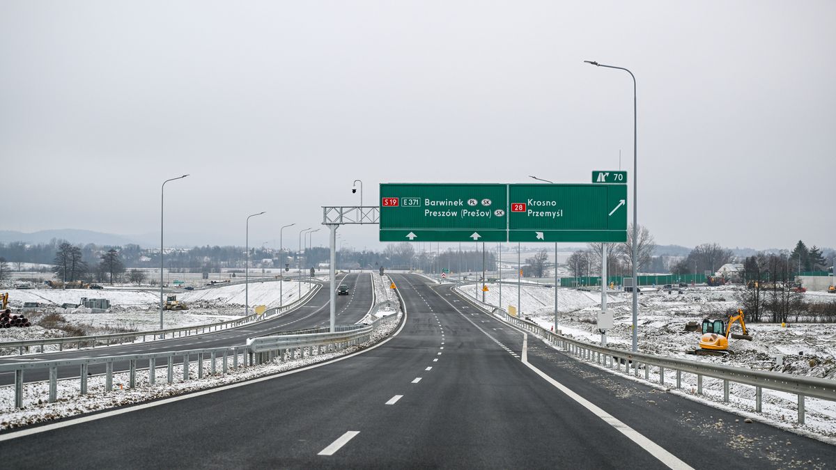 Wietrzno, 27.12.2025. Oddane do ruchu 2 odcinki drogi ekspresowej S19 Krosno?Miejsce Piastowe oraz Miejsce Piastowe?Dukla, 27 bm. To w sumie ponad 20 km nowej trasy, która odciąży dotychczasową drogę krajową nr 19, a w szczególności rondo w Miejscu Piastowym na skrzyżowaniu DK19 z DK28. To jednocześnie pierwsze przejezdne odcinki S19 na południe od Rzeszowa w kierunku granicy ze Słowacją. (dd/mr) PAP/Darek Delmanowicz