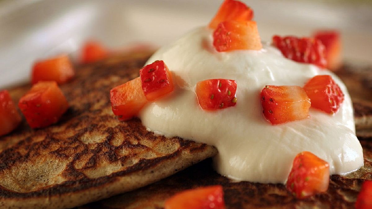 Placki jogurtowe z truskawkami to świetny pomysł na szybkie śniadanie lub kolację. 