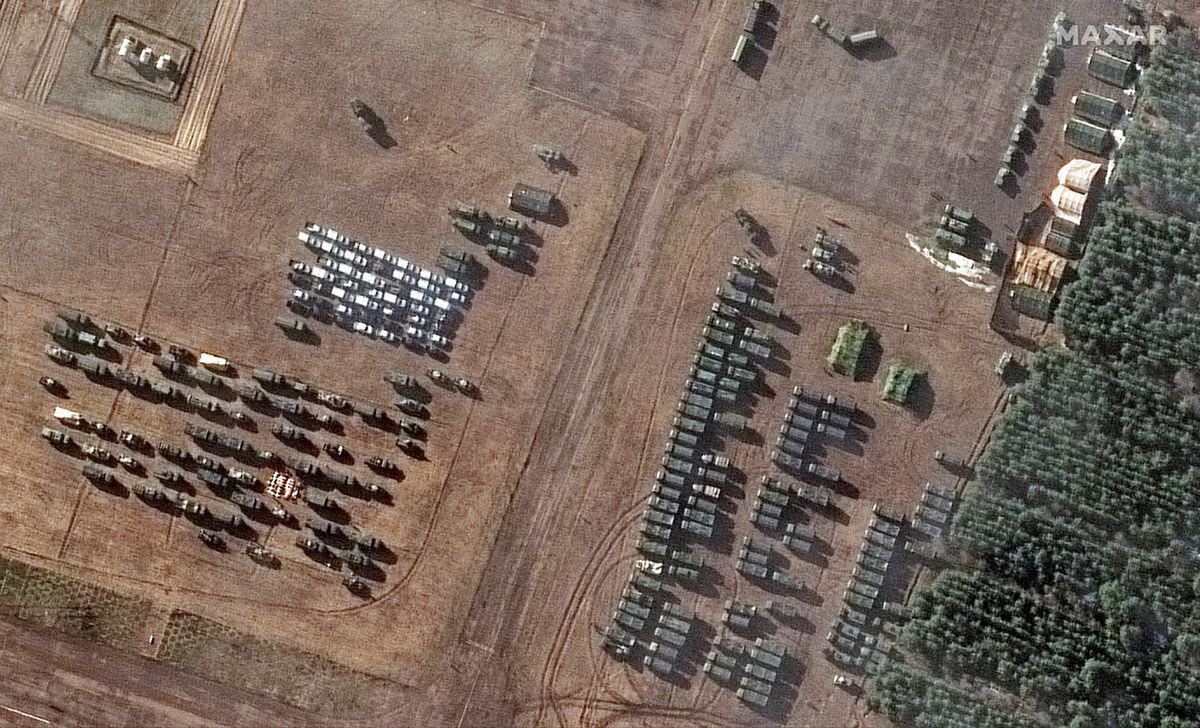 Satelita wykrył kolejne pojazdy wojskowe przy granicy z Ukrainą. Jest też nowy szpital polowy