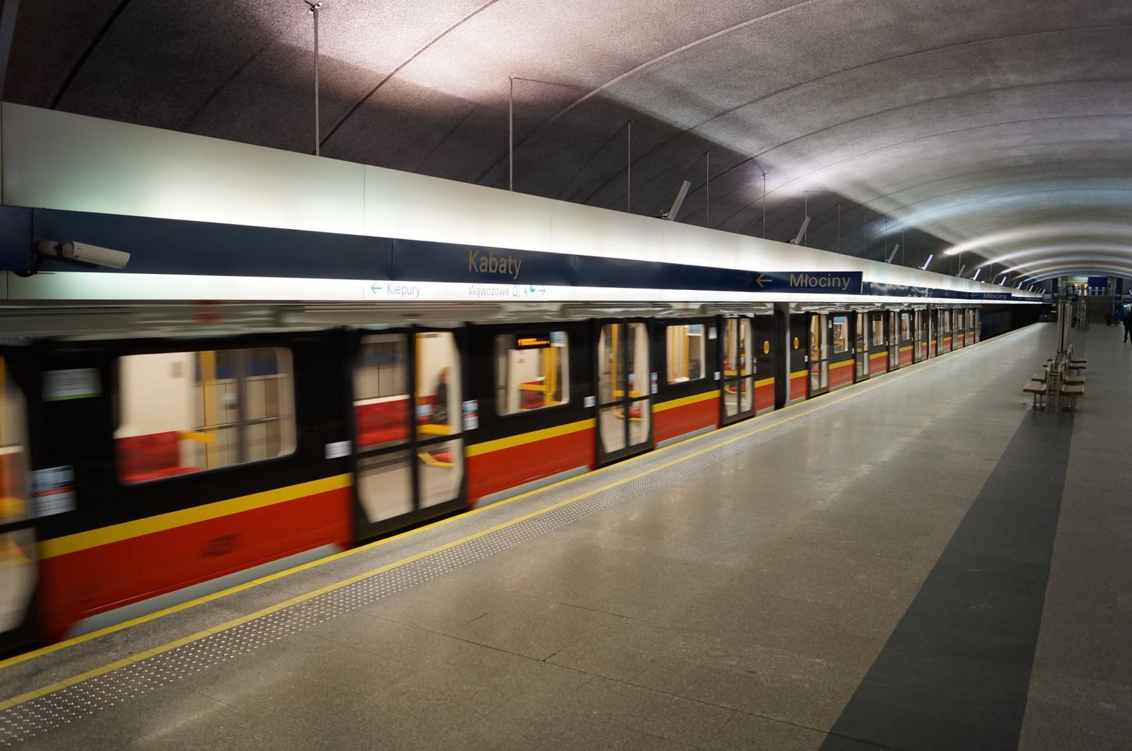 Śmierć w warszawskim metrze. Pięć stacji zostało zamkniętych