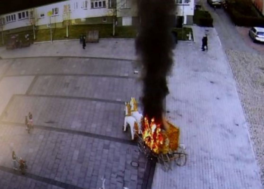 ¿Versión polaca del Grinch?  Niños de 14 años prendieron fuego a carro navideño valorado en 70.000 PLN – o2
