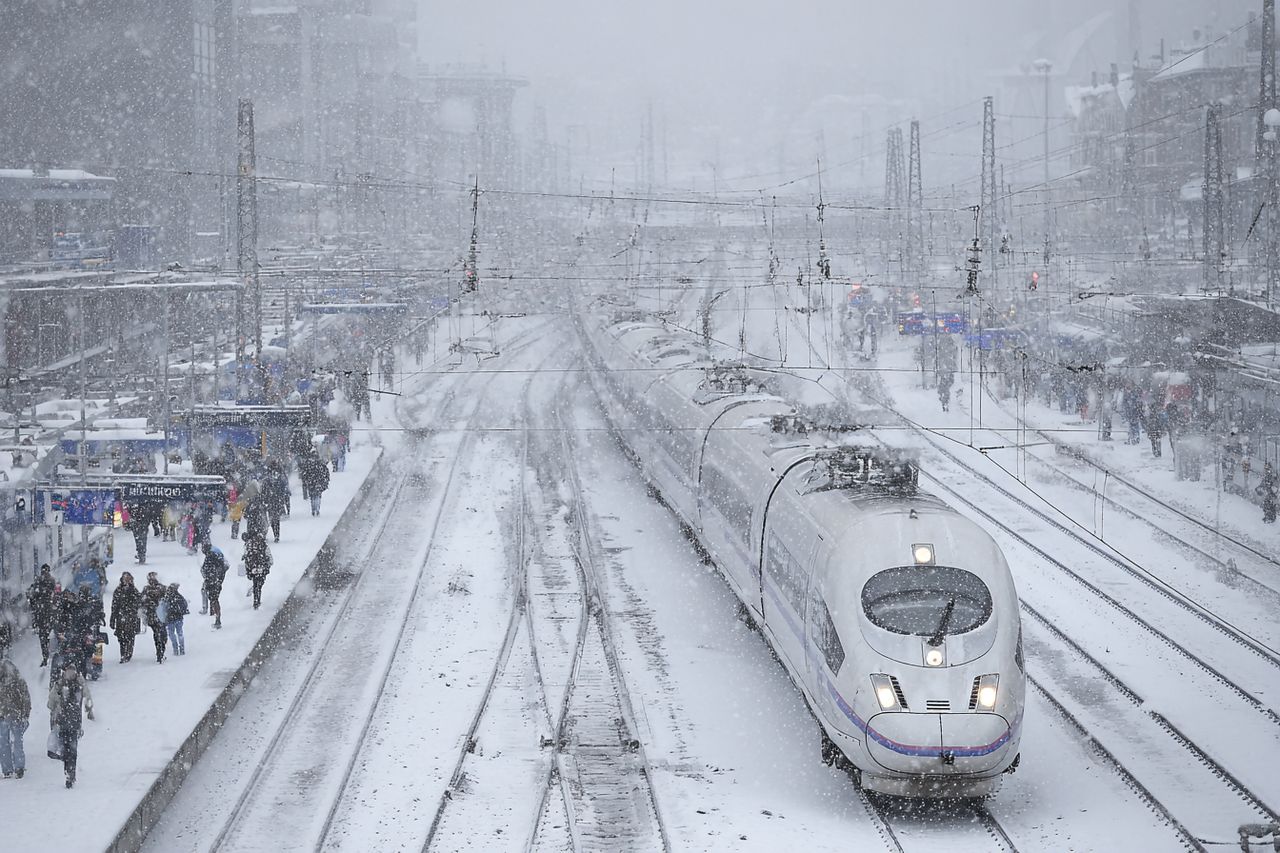 Zima sparaliżowała Europę. Śmiertelne ofiary, odwołane loty i tysiące uwięzionych pasażerów