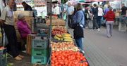 Stalowa Wola: Targ pełen świeżych warzyw i owoców. Na straganach najwięcej pomidorów, jabłek i śliwek