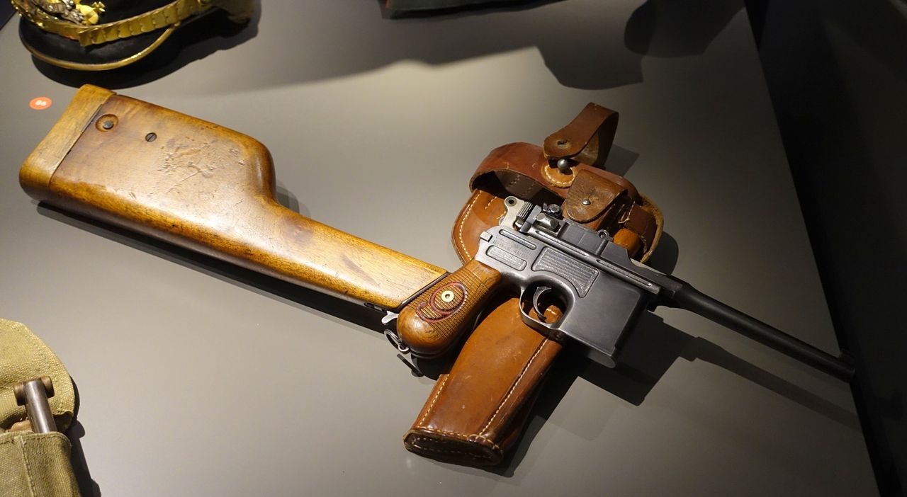 Pistolet Mauser C96 z dołączoną kolbą
