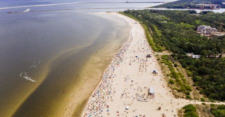 Zakaz przebywania obok terminala. Ludzie odcięci od plaży. Wojewoda zabiera głos