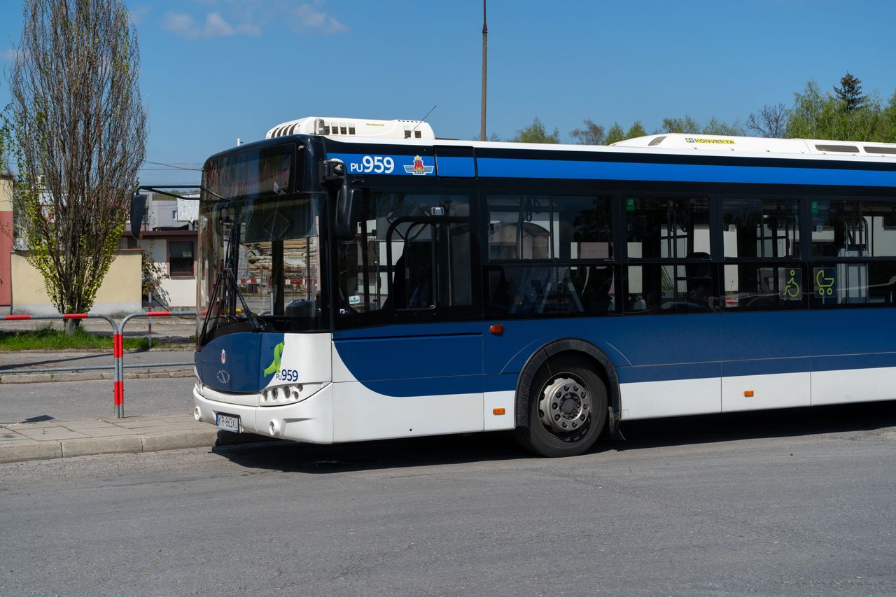 Kraków: "Dziurpas". Po czymś takim naprawdę muszą jeździć autobusy MPK. "Stan zupełnej rozsypki"