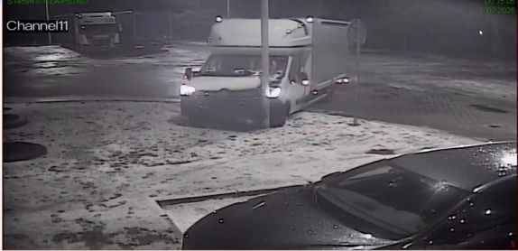 "Ponad 2 promile i drzemka za kółkiem" – 26-latek zasnął w Renault po uderzeniu w latarnię na stacji benzynowej