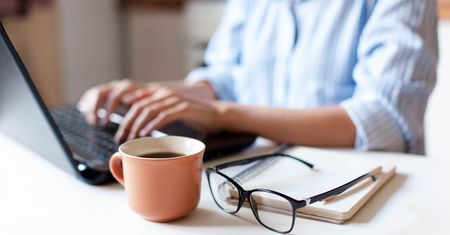 Ile miesięcznie kosztuje prąd zużyty przez laptop i monitor?