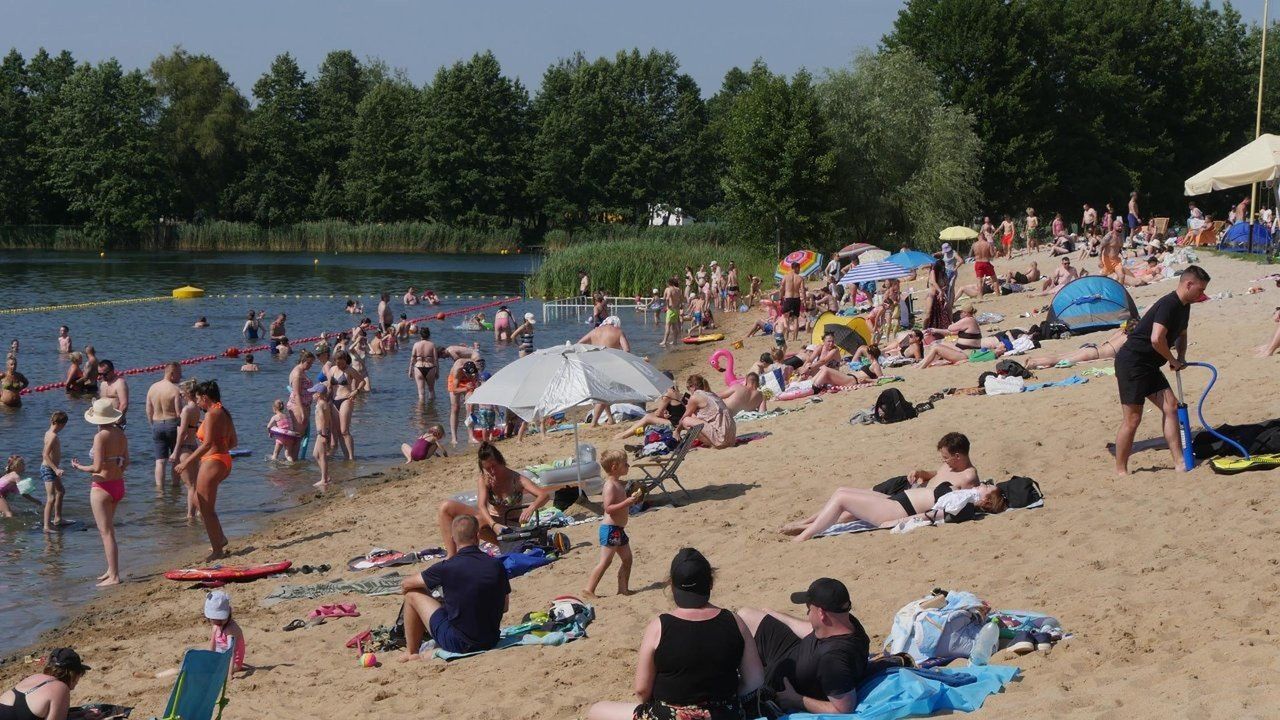 Wrocławskie kąpieliska i baseny letnie 2025 – lokalizacje, godziny otwarcia, ceny biletów i bezpłatne plaże miejskie