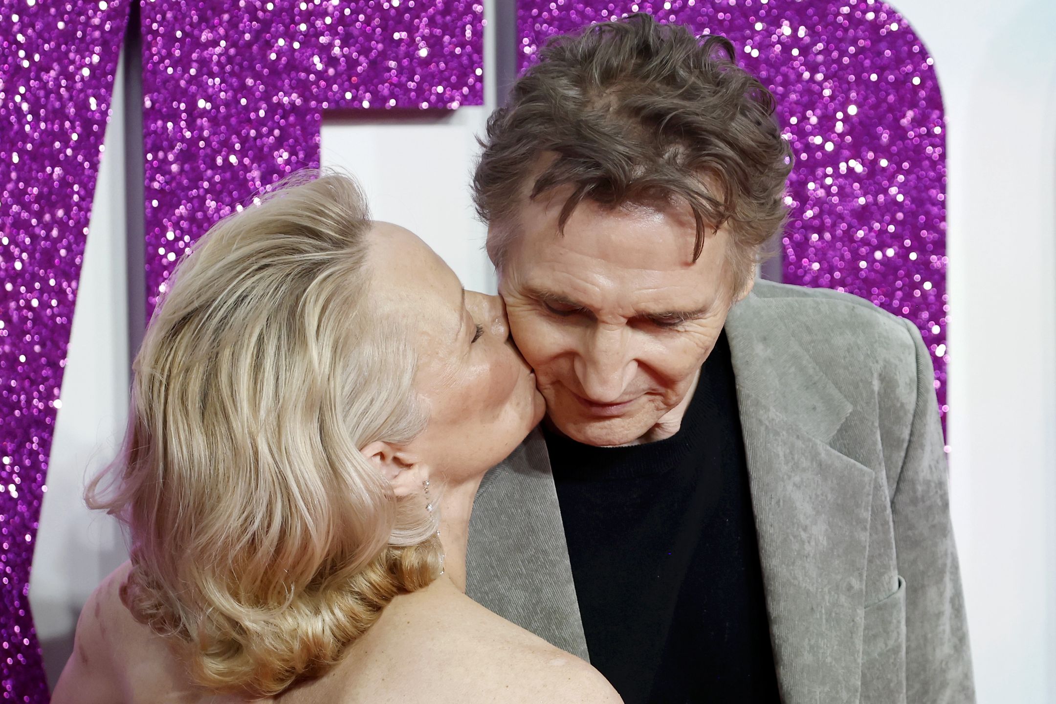 Pamela Anderson i Liam Neeson chętnie okazują sobie czułości