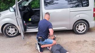 Ukradł mu torbę, potem odjechał jego autem, obrobił mieszkanie i szantażował żonę. Skończył skuty na glebie