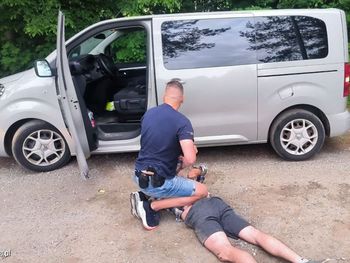 Ukradł mu torbę, potem odjechał jego autem, obrobił mieszkanie i szantażował żonę. Skończył skuty na glebie