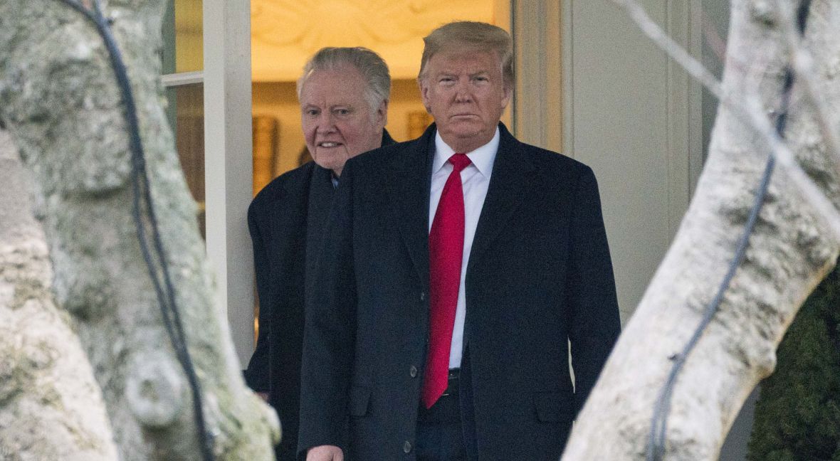 Donald Trump i Jon Voight przed Białym Domem. Aktor był zwolennikiem republikańskiego prezydenta. 28 stycznia 2020 roku