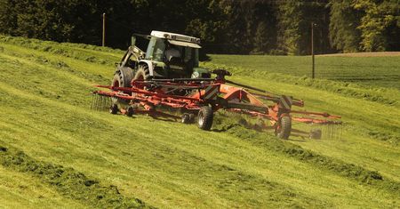 Przeciągnięta ciągnikiem po polu. Kierowca miał 3 promile