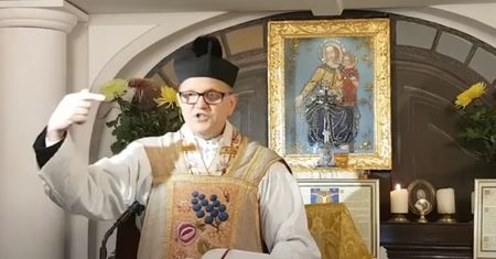 Papież go wyrzucił. Podczas mszy zaatakował parafianki