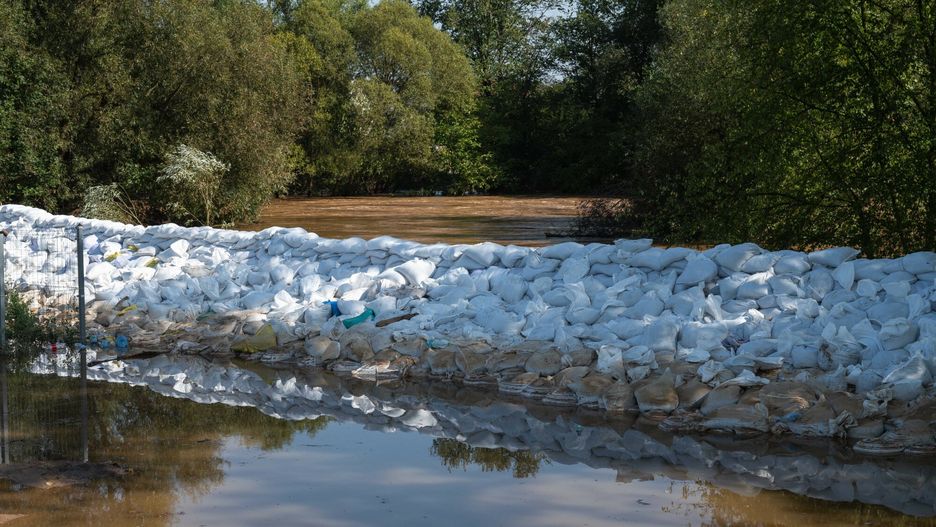 Pow�d? na po?udniu Polski
17.09.2024 Boleslawiec , sytuacja powodziowa na rzece Bobr n/z wzmocnienie walu worki z piaskiem fot. P.Dziurman/REPORTER