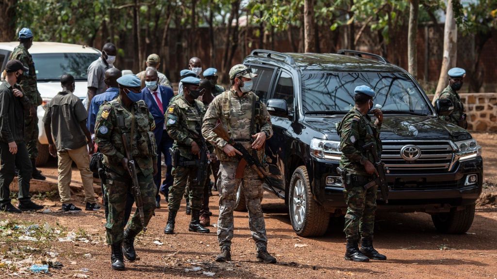 Siły pokojowe ONZ i prywatni ochroniarze chronią konwój prezydenta Republiki Środkowoafrykańskiej Faustina-Archange'a Touadéry. Zdjęcie z 2021 r.