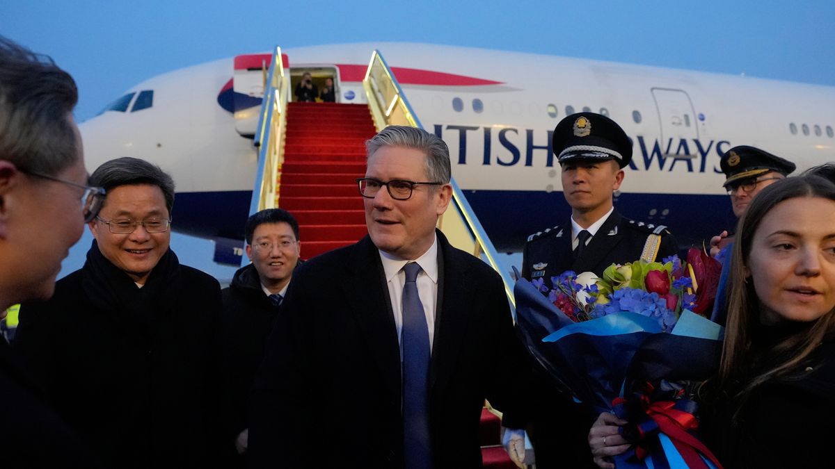 BEIJING, CHINA - JANUARY 28: UK Prime Minister Keir Starmer is welcomed as he arrives at an airport on January 28, 2026 in Beijing, China. Keir Starmer undertakes a high-profile diplomatic mission to China and Japan, marking the first visit to Beijing by a British leader since 2018. Accompanied by a delegation of 50 business leaders, Starmer aims to "reset" relations with President Xi Jinping to stimulate UK economic growth through expanded trade and the revival of high-level economic dialogues. Starmer concludes the trip with a brief visit to Tokyo on Saturday. (Photo by Kin Cheung - WPA Pool/Getty Images)