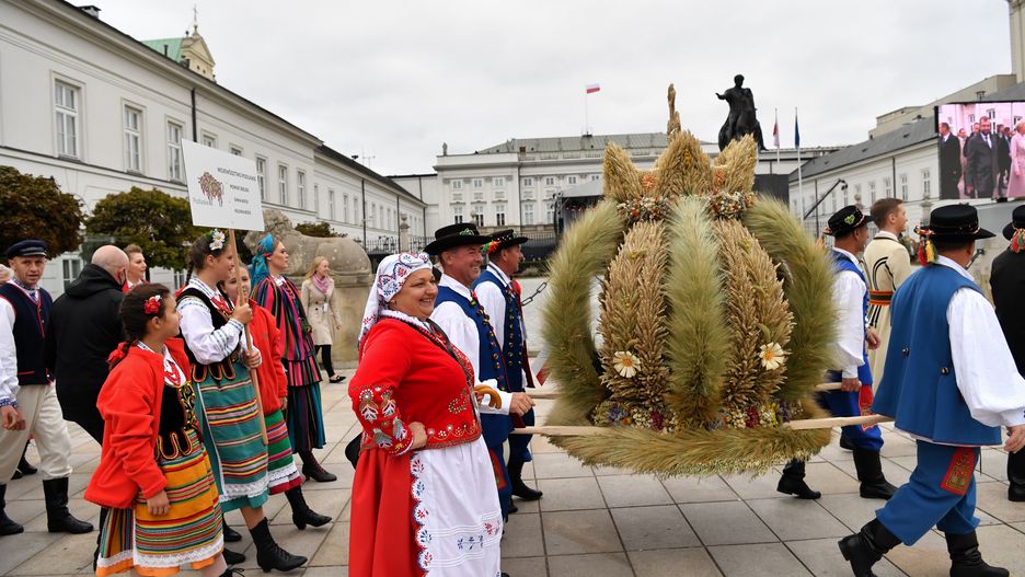 Warszawa, 19.09.2021. Uczestnicy korowodu z okazji Dożynek Prezydenckich, 19 bm. w Warszawie. (sko) PAP/Piotr Nowak