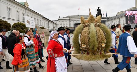 Warszawa. Barwne dożynki prezydenckie. Wieńce, dyplomy i słowa otuchy dla wsi