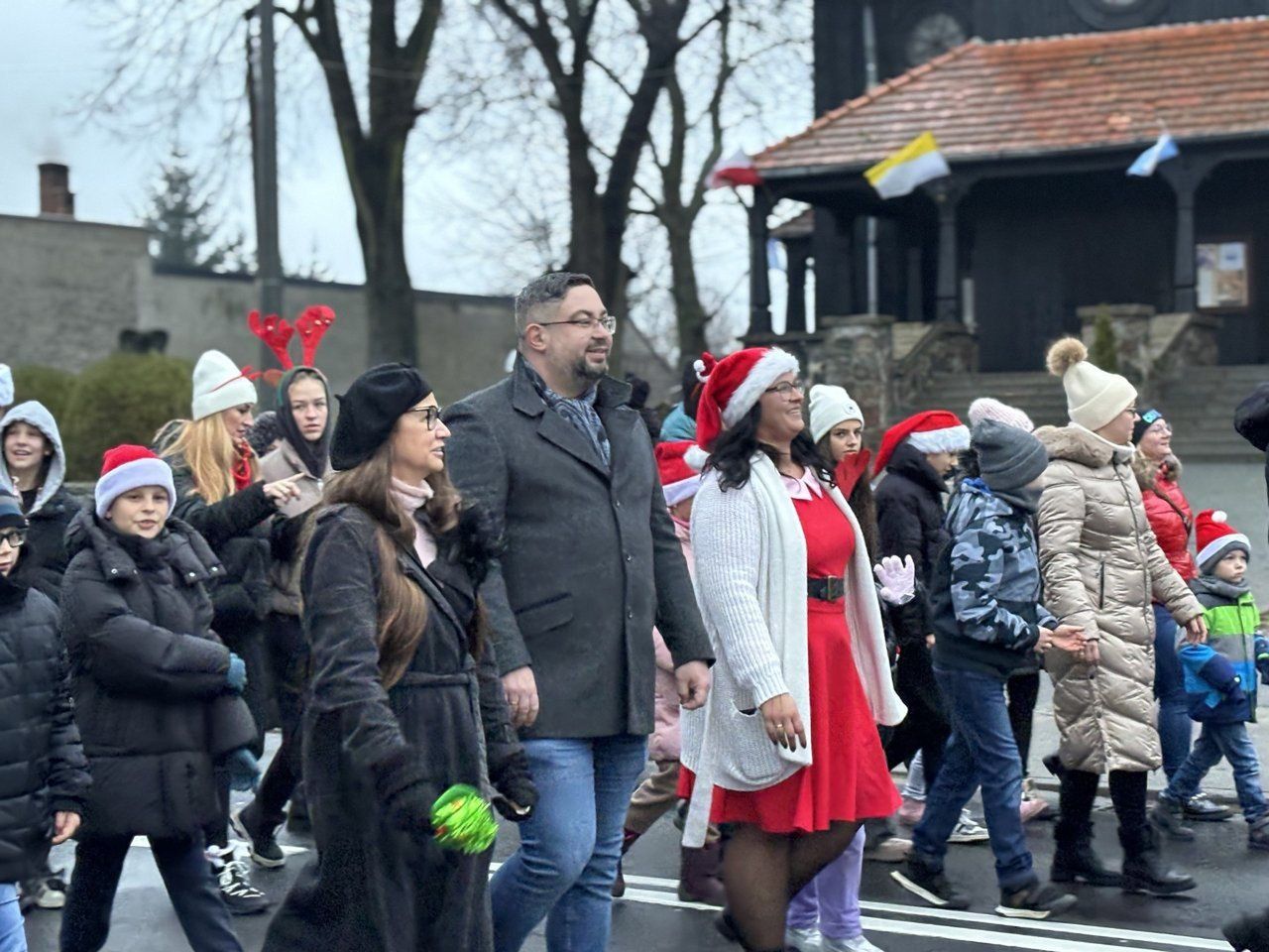 W ubiegłym roku w Bukowcu odbywał się Jarmark Świąteczny, który przyciągał mieszkańców kiermaszem i koncertami. W tym roku tradycja świątecznych spotkań kontynuowana jest w nowej formie - jako Świąteczne Spotkanie z Mieszkańcami połączone z IV Marszem Mikołajów.