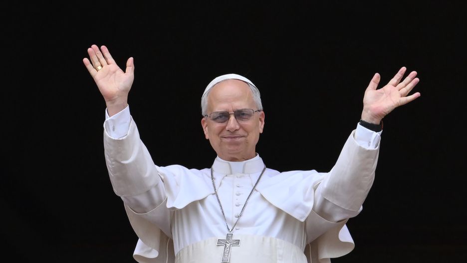 Pope Leo XIV waves as he leads the Regina Caeli prayer from the central loggia of Saint Peter's Basilica in Vatican City, 11 May 2025. EPA/ALESSANDRO DI MEO Dostawca: PAP/EPA.