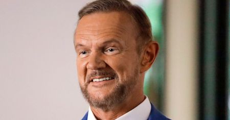 62-letni Cezary Pazura pręży nagą klatę na wczasach w Tajlandii. Imponująca forma?