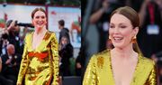 Julianne Moore rozdaje uśmiechy, paradując po czerwonym dywanie w Wenecji w ZŁOTEJ sukni. Skradła show? (ZDJĘCIA)