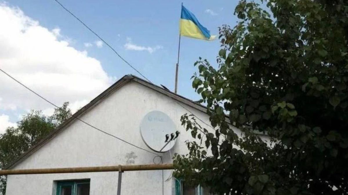 Rosjanie wieszają ukraińskie flagi na swoich domach