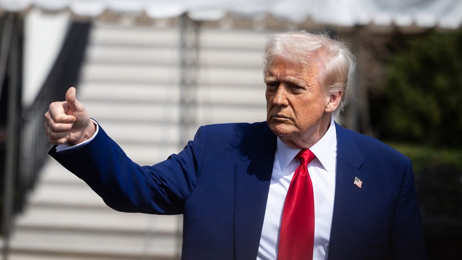 US President Donald Trump gestures as he departs the White House, in Washington, DC, USA, 03 April 2025. EPA/FRANCIS CHUNG / POOL Dostawca: PAP/EPA.