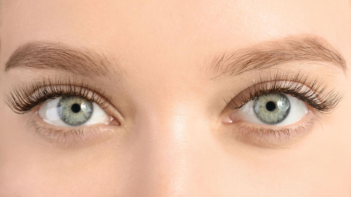 Zapalenie brzegów powiek jest dość częstym i niestety trudnym do leczenia schorzeniem oka. Najczęściej powstaje ono na skutek nadkażenia bakteryjnego wydzieliny gruczołów znajdujących się w powiece.