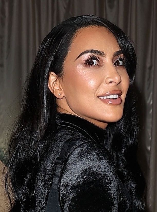 Kim Kardashian pędzi na świąteczne spotkanie