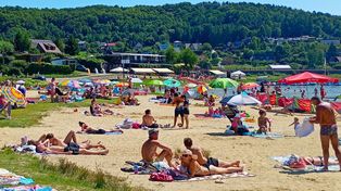Gródek nad Dunajcem: Tłumy zjeżdżają na plaże nad Jeziorem Rożnowskim na długi weekend. Brakuje miejsc na parkingu przy plaży na cyplu