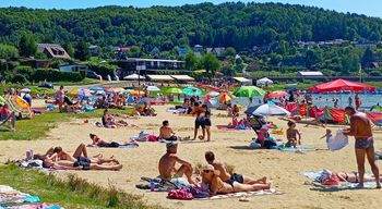 Gródek nad Dunajcem: Tłumy zjeżdżają na plaże nad Jeziorem Rożnowskim na długi weekend. Brakuje miejsc na parkingu przy plaży na cyplu