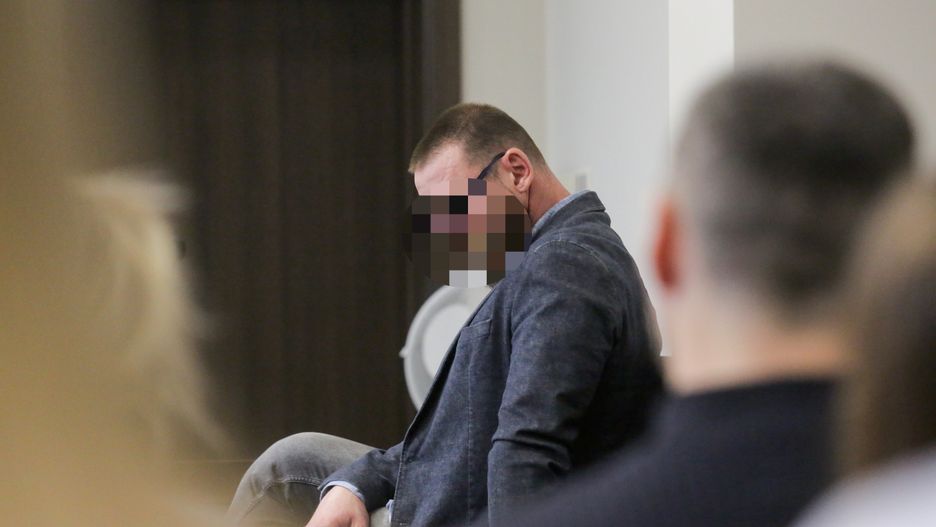 Pawe� K.
Olsztyn, 01.04.2025. Oskar�ony Pawe� K. na sali S�du Rejonowego w Olsztynie, 1 bm. S�d wys�ucha� m�w ko�cowych w procesie ��dzkiego adwokata Paw�a K. oskar�onego o spowodowanie wypadku, w kt�rym zgin�y dwie kobiety. (aldg) PAP/Tomasz Waszczuk  *** UWAGA!!! ZAKAZ PUBLIKACJI WIZERUNKU I DANYCH OSOBOWYCH OSKAR�ONEGO! ***
Tomasz Waszczuk
adwokata, drogowy, proces, s�d Rejonowy, wypadek, mowy ko�cowe, rozprawa, sprawa, wyrok, adwokat