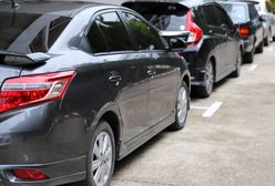 Parkingowy paraliż w Krakowie. "Sąsiad chodzi z linijką"