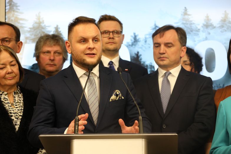 Michał Gzowski przemawia podczas konferencji prasowej Solidarnej Polski, kwiecień 2023 r.