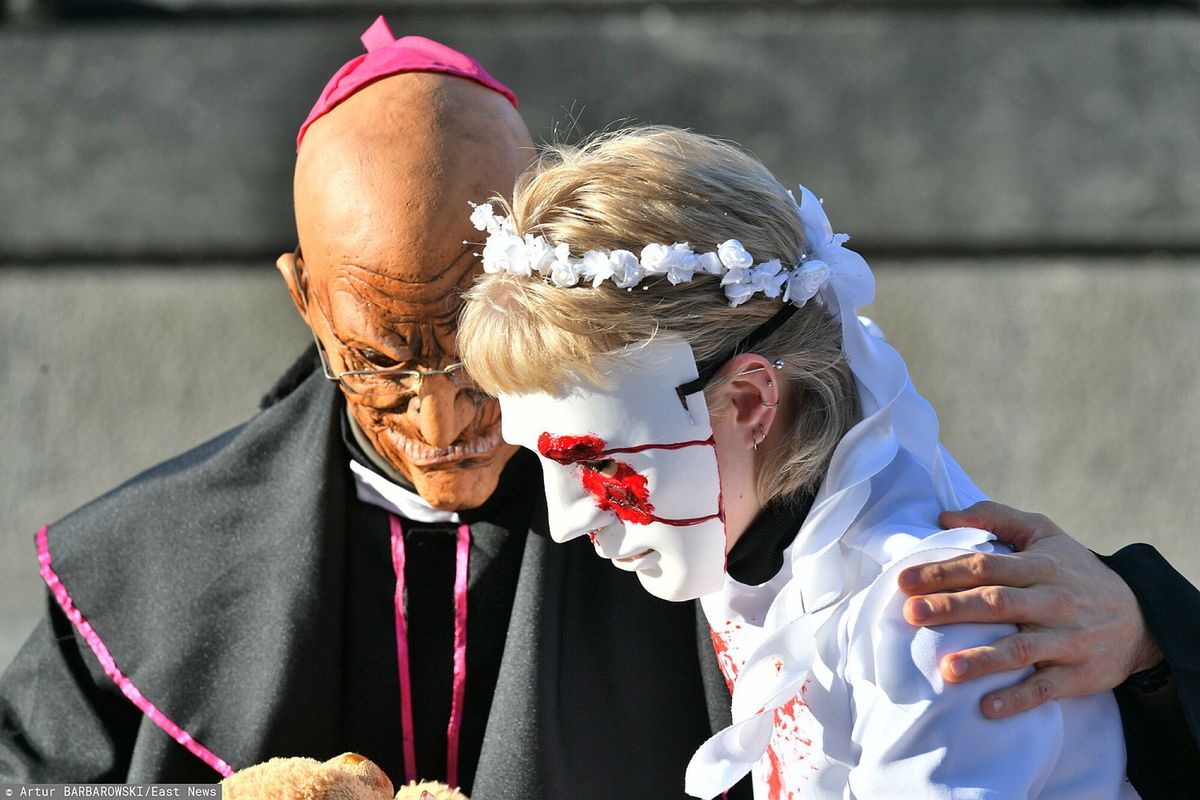 Kraków 06.12.2020. Manifestacja przeciwko tuszowaniu przestępstw pedofilskich w Kościele, przed pomnikiem Adama Mickiewicza.