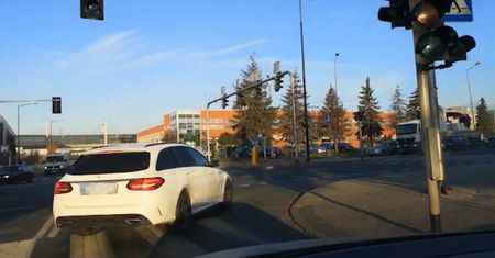 Lublin: Kierowcy nie chciało się czekać na włączenie do kolejki przed wjazdem na skrzyżowanie