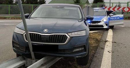 Chciał wjechać na S12, skoda zawisła na barierkach. Jechał pijany, bez prawa jazdy i kradzionym samochodem