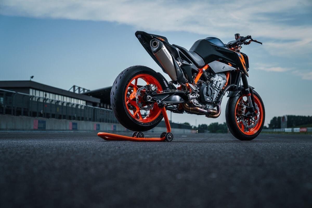 KTM 890 Duke R (2022) / mat. prasowe / KTM