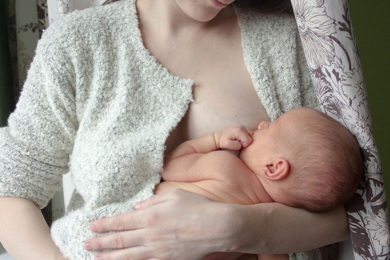 Biżuteria z mlekiem matki wciąż budzi kontrowersje. Jednak zadowolonych klientek przybywa