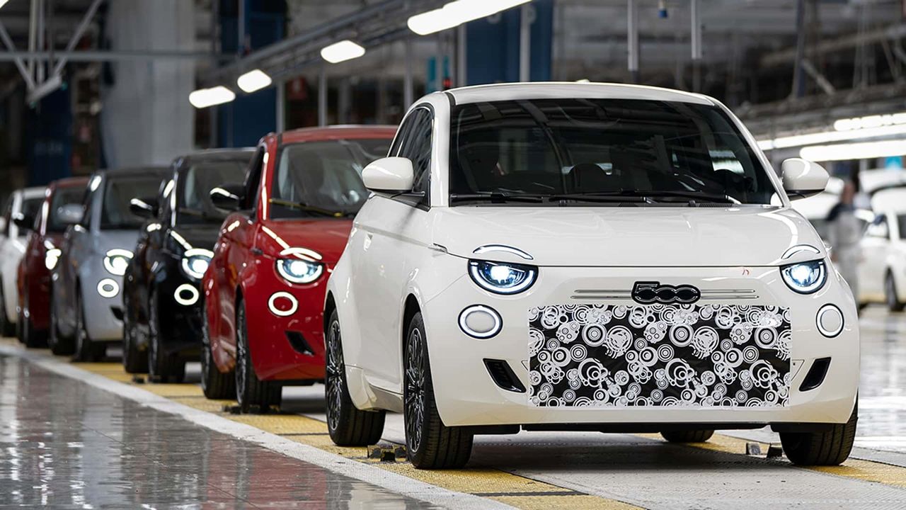Miał być tylko elektryk, jest wersja spalinowa. Fiat 500 wraca do gry