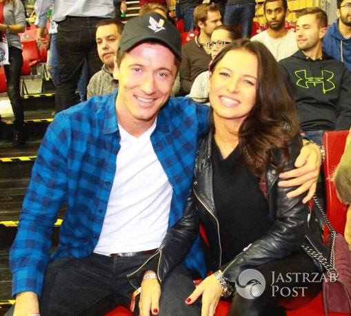 Anna i Robert Lewandowscy na meczu koszykówki