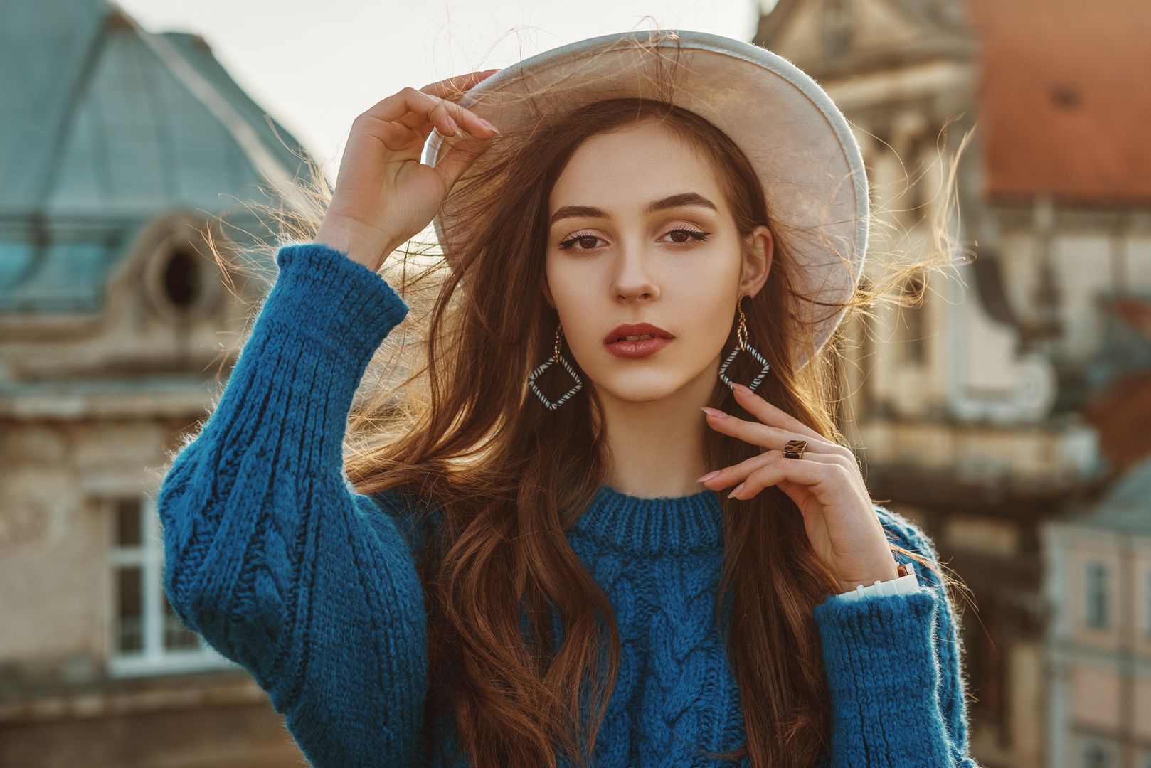Sweter na jesień też może być głównym akcentem stylizacji