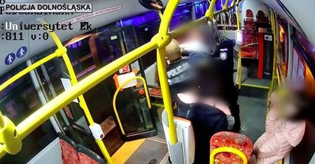 Jelenia Góra. Hulajnoga w autobusie. Dominik Tarczyński broni policjantów