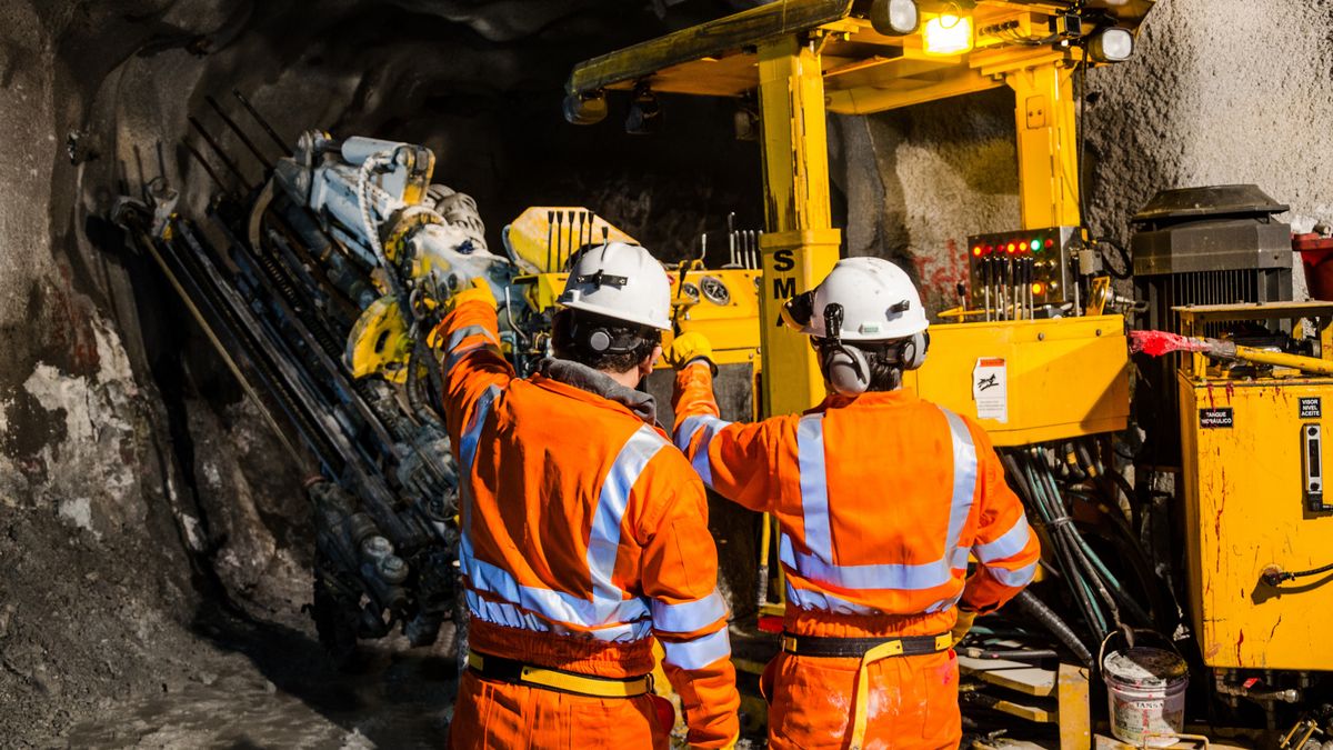 Na zdjęciu górnicy przy maszynie drążącej tunel