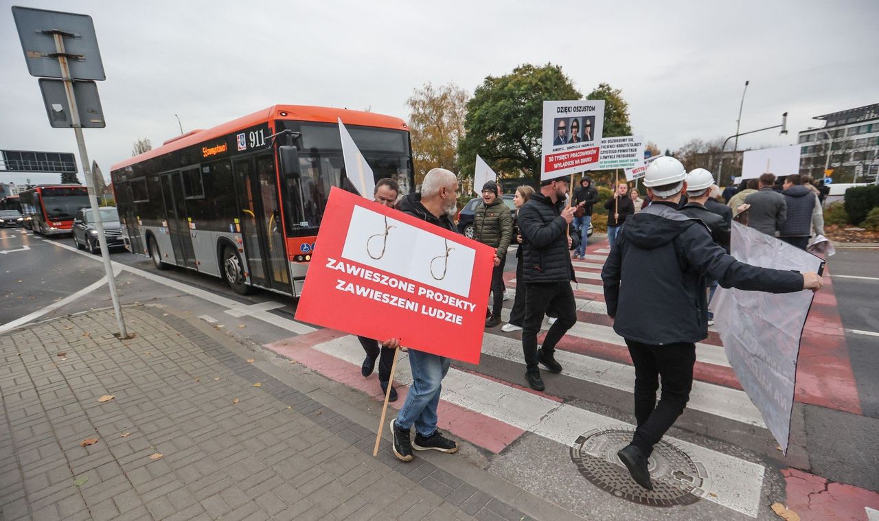Rzeszów: Burzliwy protest. Beneficjenci programu "Czyste powietrze" oskarżają fundusz o opóźnienia w wypłatach [ZDJĘCIA]