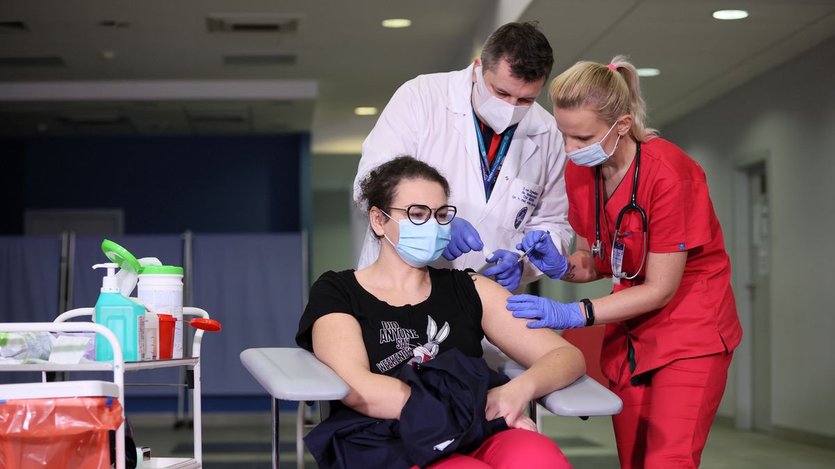 W niedzielę pierwsze osoby zostały zaszczepione przeciwko koronawirusowi