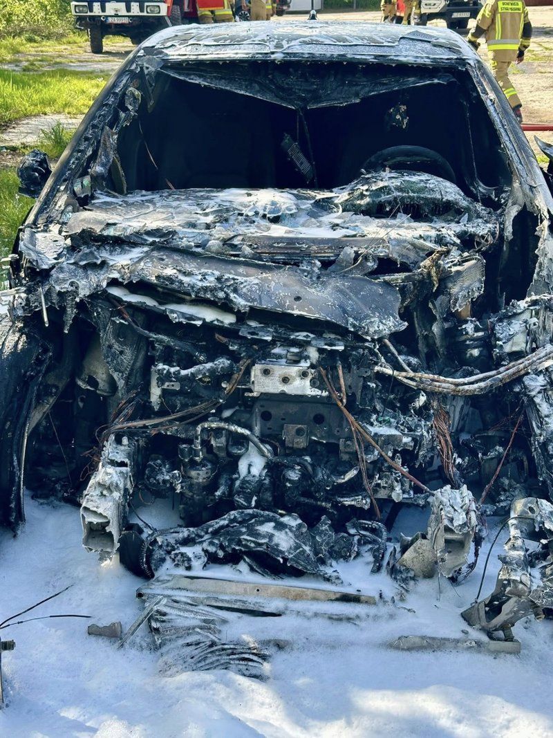 (fot. OSP KSRG Zwierzyniec) Elektryczny Jaguar stanął w płomieniach